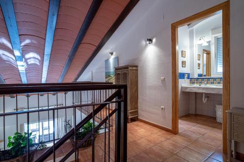 a house with a ceiling with blue beams at Casa los Jardines del Lago in Córdoba