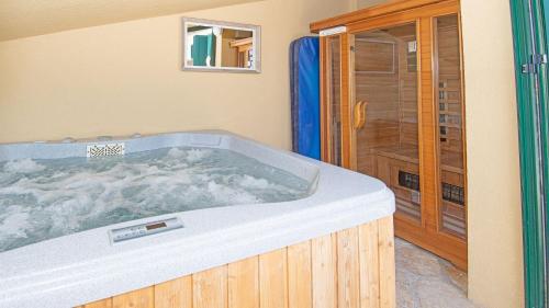 a jacuzzi tub in a room with a shower at Holiday house Valencan 2 in Mednjan