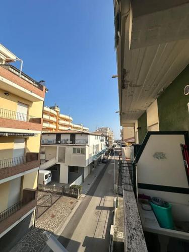 een balkon met uitzicht op een straat bij Appartamento a 2 passi dal mare in Alba Adriatica