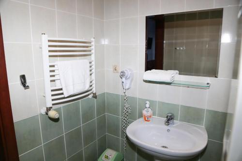 a bathroom with a sink and a mirror at Motel Paradise in Torzym