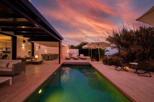 Frontline 6 BDRM Luxury Villa w Beach Access