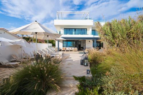 Frontline 6 BDRM Luxury Villa w Beach Access