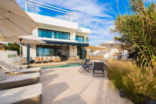 Frontline 6 BDRM Luxury Villa w Beach Access