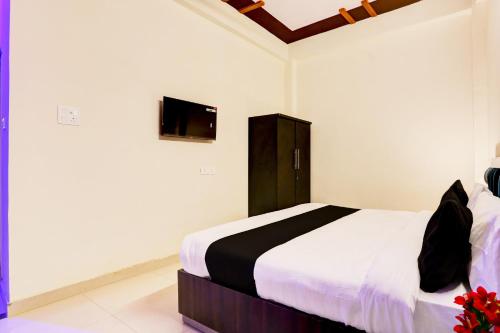 a bedroom with a bed and a tv on the wall at Flagship Hotel RAAS INN in Kānpur
