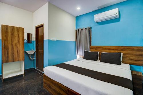 Een bed of bedden in een kamer bij Oyo 81962 Relax Inn