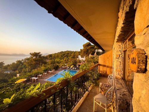 - une vue depuis le balcon d'un complexe avec piscine dans l'établissement Faralia Hotel, à Faralya