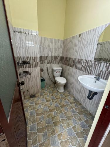Ένα μπάνιο στο Tony - Home For Rent