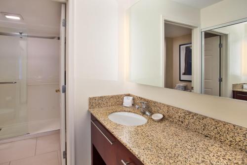 Ένα μπάνιο στο Residence Inn by Marriott Grand Rapids West