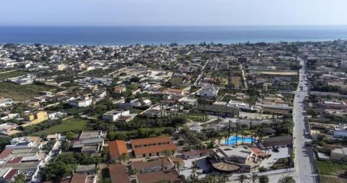 una vista aerea di una città con l'oceano di Oasi Lamia a Mazara del Vallo