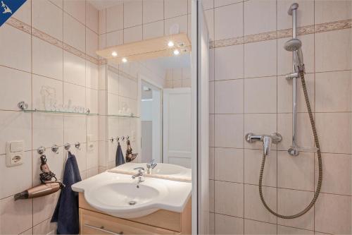 a bathroom with a sink and a shower at Ferienwohnung Thurbruch in Zirchow