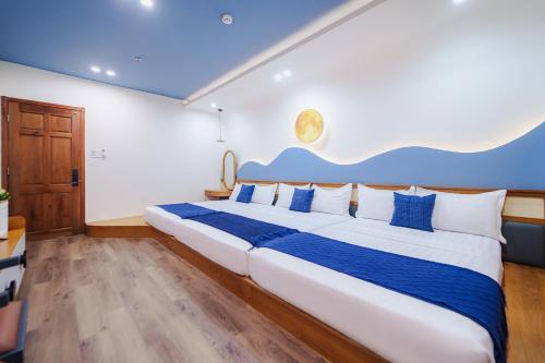 Ένα ή περισσότερα κρεβάτια σε δωμάτιο στο Phuc Lam Hotel & Apartment