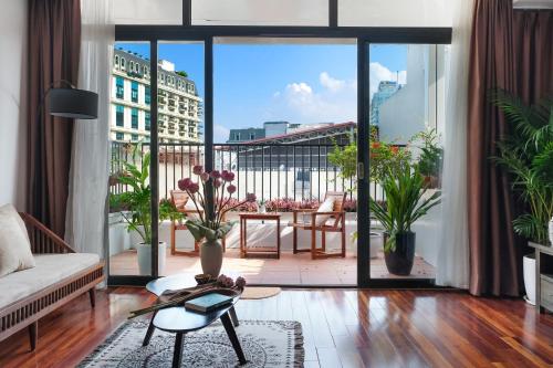 salon z widokiem na balkon w obiekcie Luxe Paradise residence 22 Nam Ngu street w mieście Hanoi