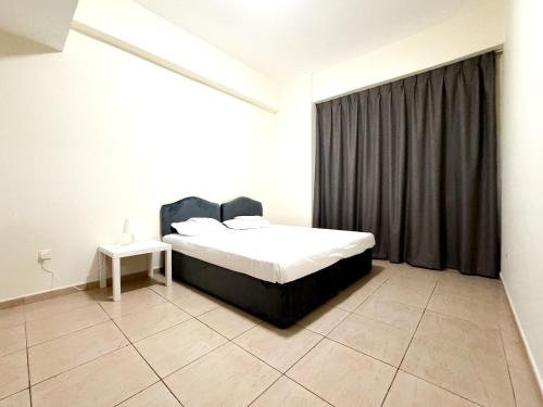 Un dormitorio con una cama y una cortina negra en una habitación en Nahda Star Residence - Home Stay, en Dubái