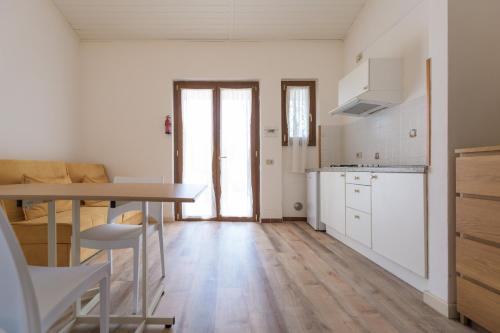a kitchen and dining room with a table and chairs at Camping Fontanelle in Moniga