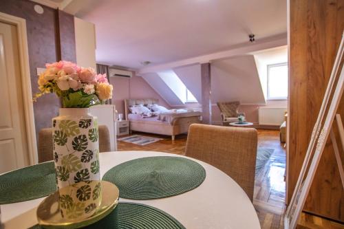 Χώρος καθιστικού στο Garden Apartment