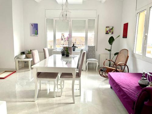 a white dining room with a white table and chairs at Cute and Comfortable -C&C-HUTT-010593 in Tarragona