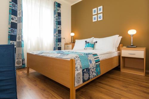 um quarto com uma cama e uma janela em RELAXING HOME LUCE em Cilipi