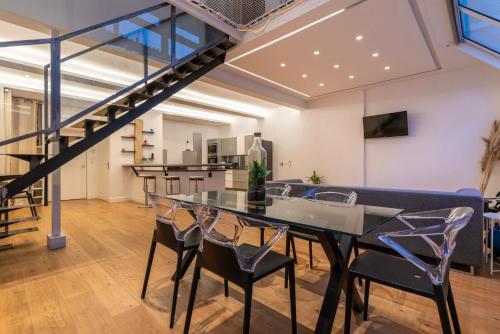 un salon avec une table et des chaises de salle à manger dans l'établissement Loft design & familial parc des Buttes Chaumont, à Paris