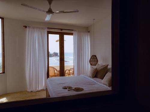 Ένα ή περισσότερα κρεβάτια σε δωμάτιο στο Blue Waves Surf House - Beach Hotel