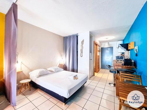 Ένα ή περισσότερα κρεβάτια σε δωμάτιο στο T1- Leko Réunion 3 étoiles - Proche des plages de l'Ouest