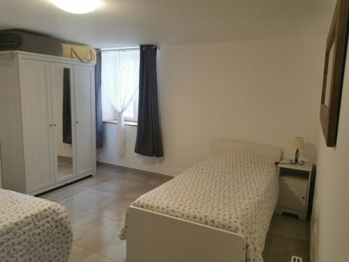 Un dormitorio con dos camas individuales y una ventana. en Jas de Marripey, en Les Arcs sur Argens