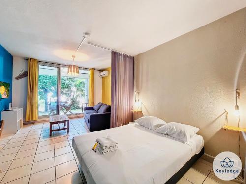 Ένα ή περισσότερα κρεβάτια σε δωμάτιο στο T1- Leko Réunion 3 étoiles - Proche des plages de l'Ouest
