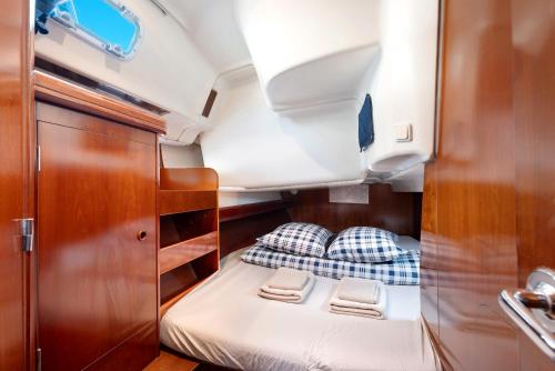 A bed or beds in a room at Pato Lucas Sail Boat