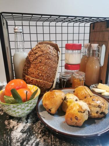 Ein Teller mit Brot und Gemüse auf einer Theke in der Unterkunft Charmante maisonnette au calme entre Beauce et Perche in Saint-Arnoult-des-Bois