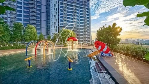 una piscina con un parque acuático con toboganes de agua en M Vertica Premier Suites by BlueBanana, en Kuala Lumpur