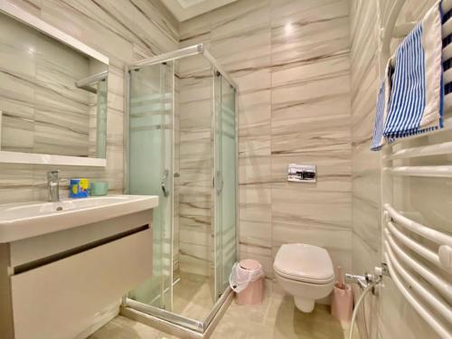 a bathroom with a shower and a toilet and a sink at Chez Dadou - joli Apt Marsa Safsaf in La Marsa