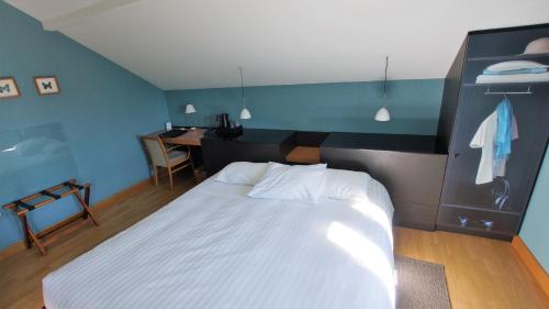 Una cama o camas en una habitación de Hôtel de charme L'Orée du Parc