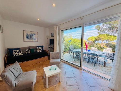 un salon avec un canapé et une table dans l'établissement Appartement Boug 27 Lumio, à Lumio