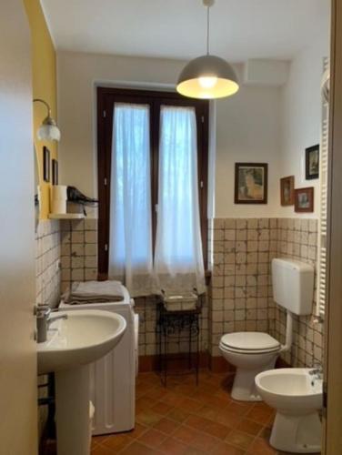 a bathroom with two sinks and a toilet at [Appartamento Girasole] in Varzi