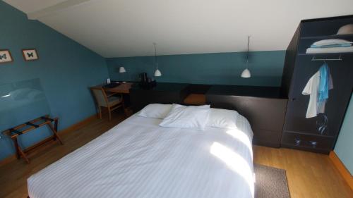 Una cama o camas en una habitación de Hôtel de charme L'Orée du Parc