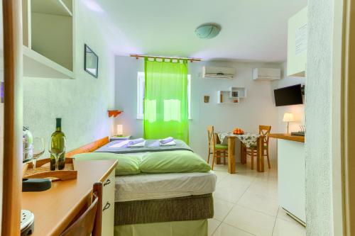 Studio with shared garden 3 min walk to the beach