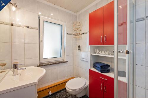 La salle de bains est pourvue de toilettes et d'un lavabo. dans l'établissement Ferienhaus Janina Ferienhaus Janina, à Zinnowitz
