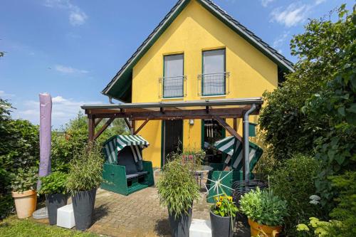 NeuendorfにあるFerienhaus am kleinen Hafenの小黄色の家