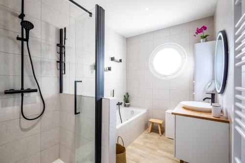 y baño con ducha y lavamanos. en Douce echappee a Andernos-les-Bains, en Andernos-les-Bains