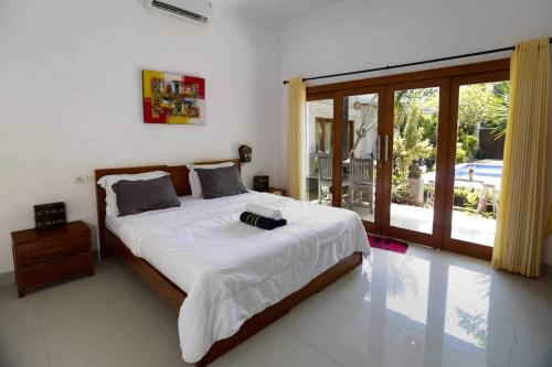 מיטה או מיטות בחדר ב-Mesmerizing 3 Bedrooms Villa Near Lovina Beach