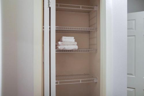 - Baño con toallero eléctrico y toallas en Blueground Queen Anne laundry nr shopping SEA-705, en Seattle