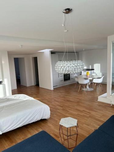 ハンブルクにあるAußenalster Penthouse Charakterのベッドルーム1室(ベッド1台付)、ダイニングルームが備わります。