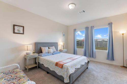 1 dormitorio con cama y ventana en Your cozy home in Brookshire, 