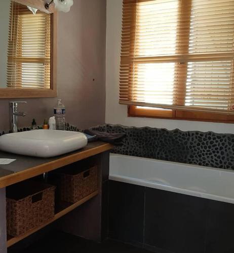 une salle de bain avec un lavabo blanc et une fenêtre dans l'établissement Villa 4P - Piscine privée sur terrain privé & clos 1400m2 - Au coeur de la Provence verte - Chien OK, à Rians