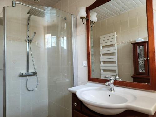 Ένα μπάνιο στο Séjour apaisant avec piscine à Andernos-les-Bains