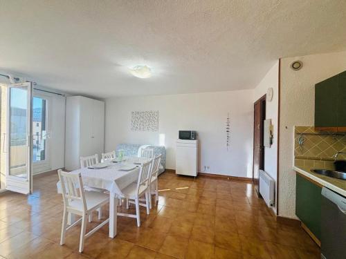 une cuisine et une salle à manger avec une table et des chaises dans l'établissement Appartement Guaita Mare L'ILE ROUSSE, à LʼÎle-Rousse