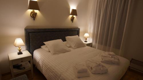 Una cama o camas en una habitación de Hôtel de charme L'Orée du Parc