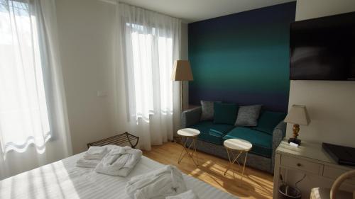 Una cama o camas en una habitación de Hôtel de charme L'Orée du Parc