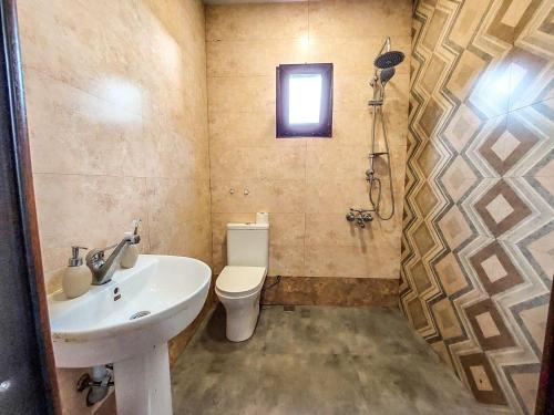 y baño con lavabo, aseo y ducha. en 4 room house in keda, near Batumi, en K'eda