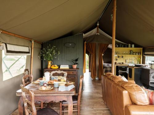 Ruang duduk di Black Pig Retreats Luxury Glamping