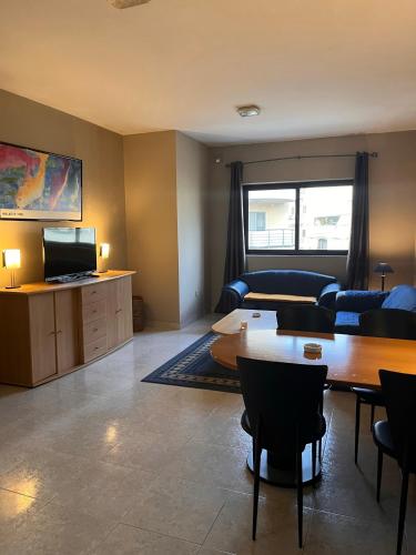 馬爾薩斯卡拉的住宿－2 Bedroom Apartment，带沙发、桌子和电视的客厅